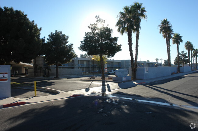 Building Photo - 336 N 10th St