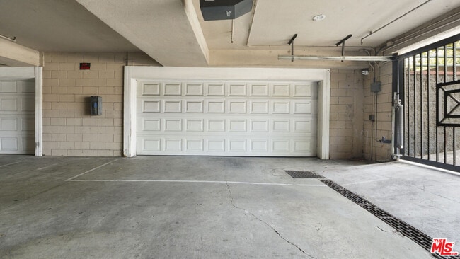 Building Photo - 420 Riverdale Dr