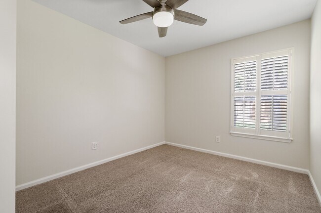 Primary Photo - 1908 N Red Cedar Cir