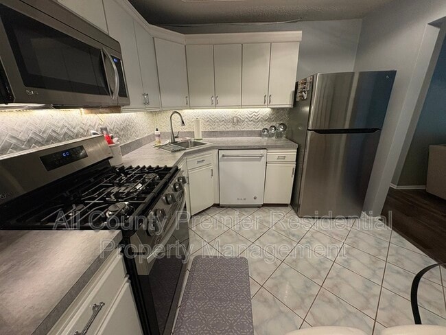 Building Photo - 60 Versailles Ct