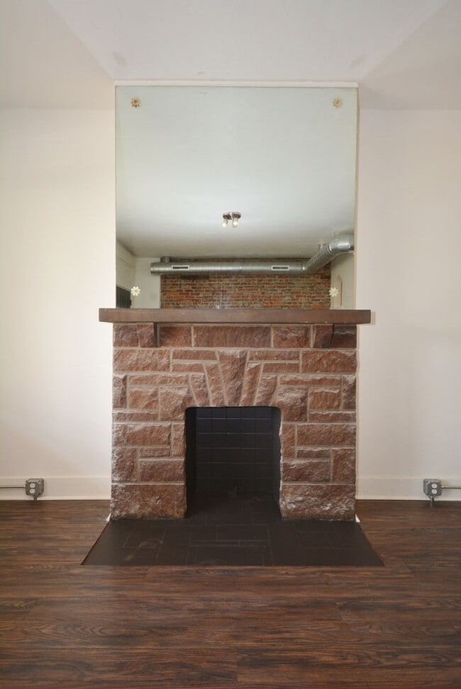 Building Photo - SPACIOUS AND MODERN HOUSE IN OAKLAND AVAILABLE AUGUST!