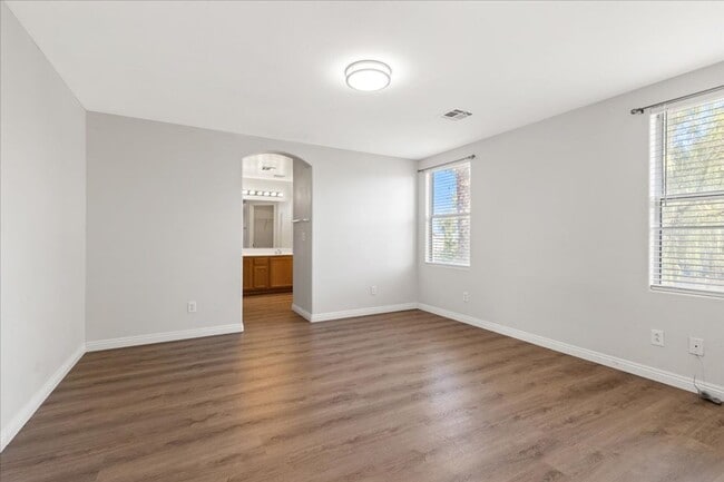 Building Photo - Newly Updated 4 bd, 3 bth Must See No Carpet