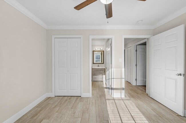 Building Photo - Crown Moulding********* Renovated 3 Bedroom 2 Bath********* Granite Countertops