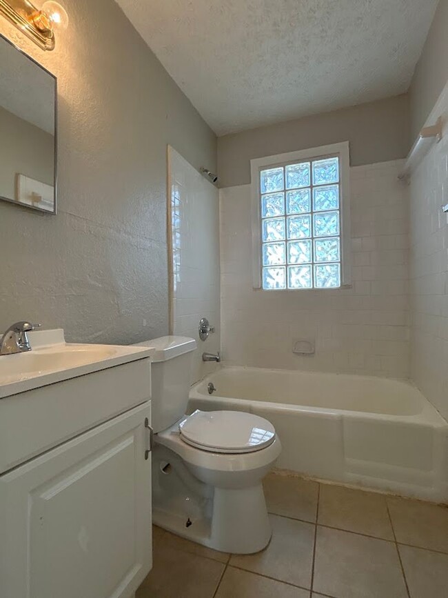 Building Photo - 3 Bed and 2 Bath in Atlanta with a Bonus R...