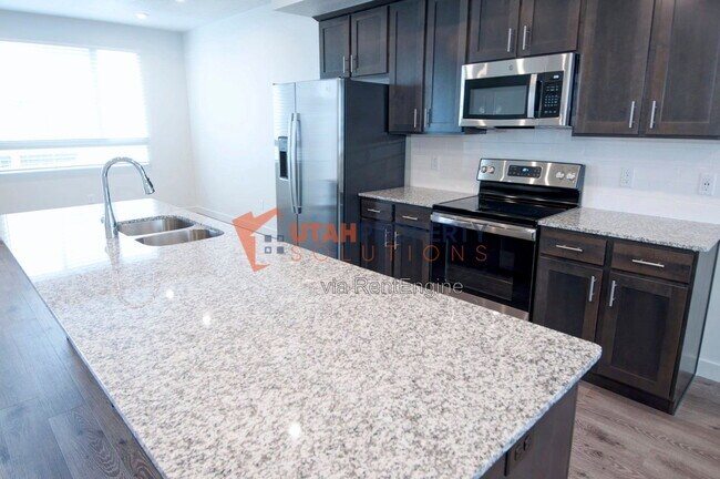 Building Photo - 1046 W 430 S