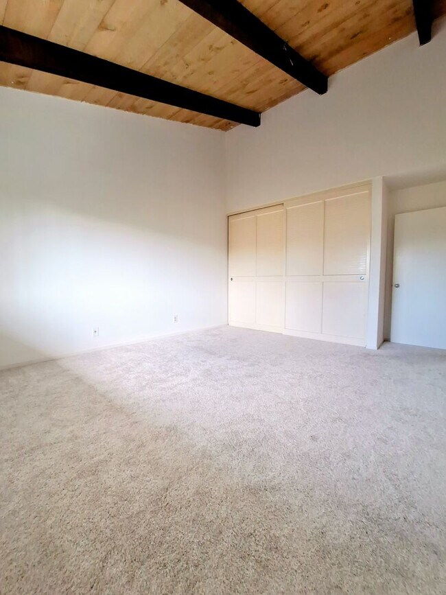 Building Photo - Spacious Second Floor 1bd Condo in Great P...