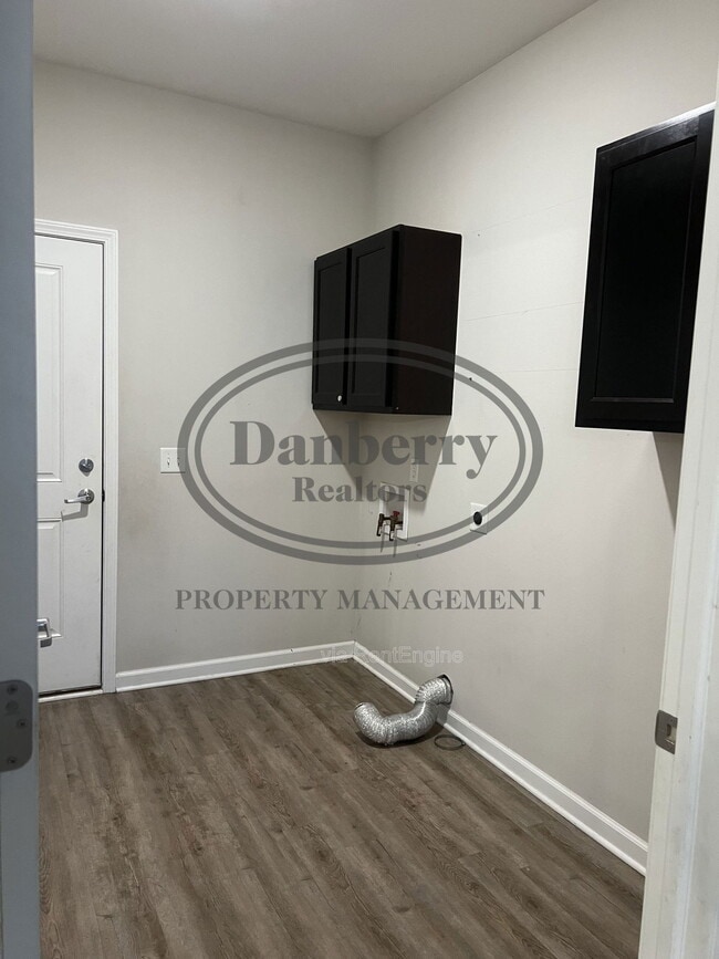 Building Photo - 6625 Wesley Dr