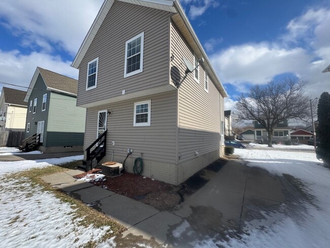 Building Photo - Newly Renovated 3BR/2BA Single-Family Home with Garage – Cleveland
