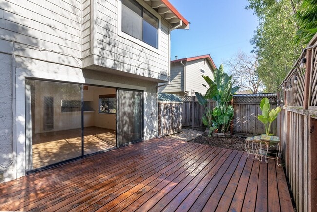 Building Photo - Live Oak Townhome – Completely Renovated & Move-In Ready!