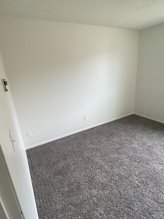 Building Photo - Newly renovated 2 bed/1 bath with views!