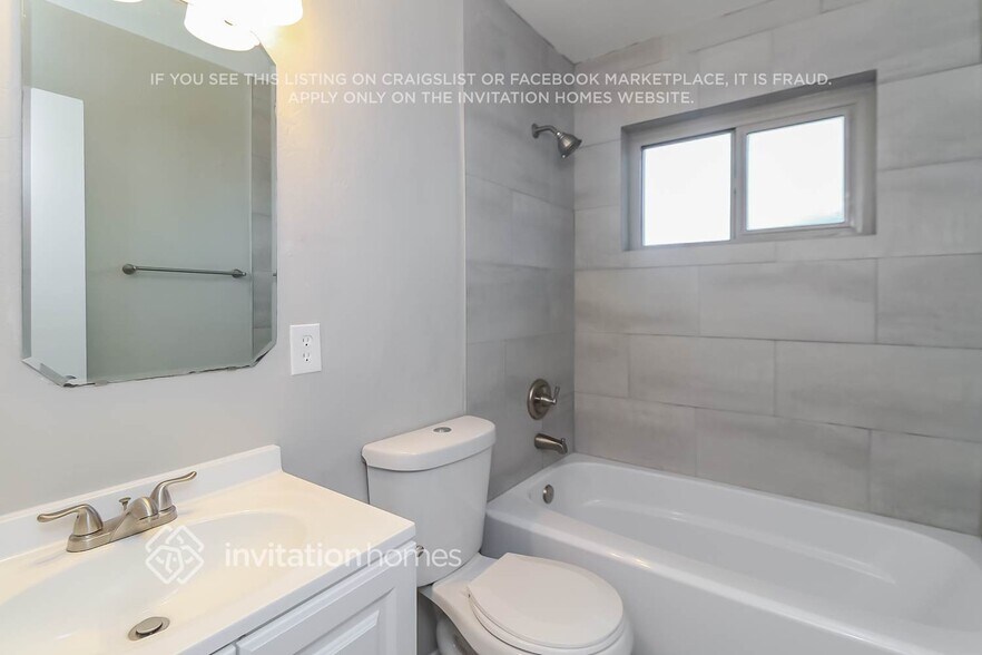 Building Photo - 811 E Alice Ave