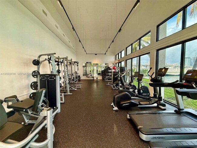 Building Photo - 801 N Venetian Dr