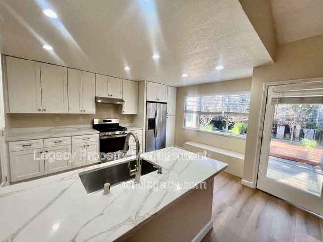 Building Photo - 413 Donaldson Ct