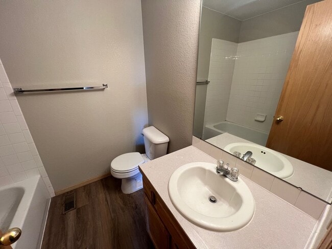 Building Photo - Home in Wellington Pointe!