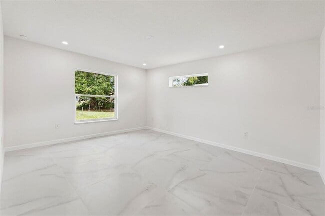 Building Photo - 2544 N Arrowhead Rd