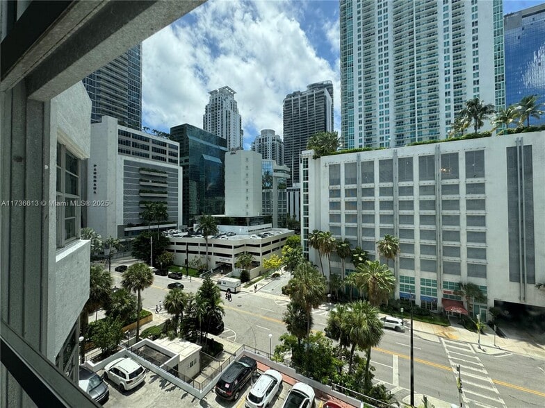 Building Photo - 999 Brickell Bay Dr