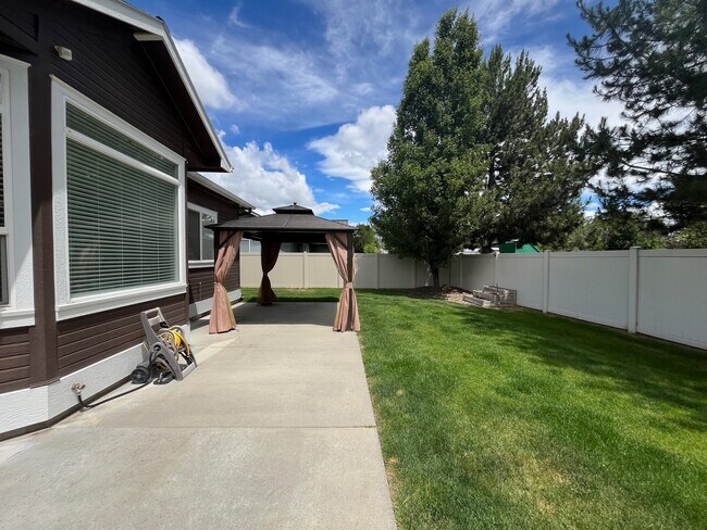 Building Photo - 2030 N Springland Pl