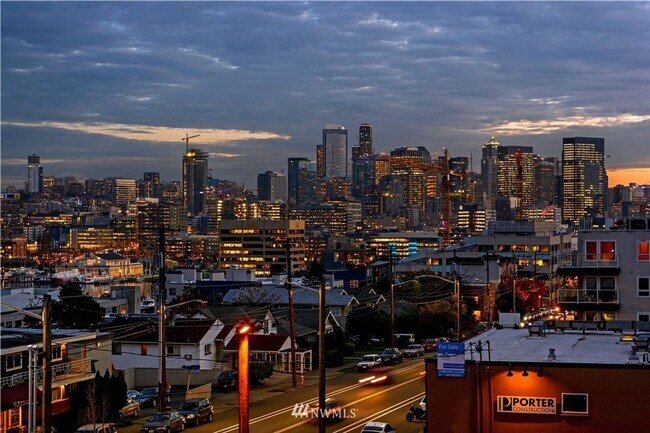 Building Photo - Modern Townhouse with Rooftop Deck & Skyli...