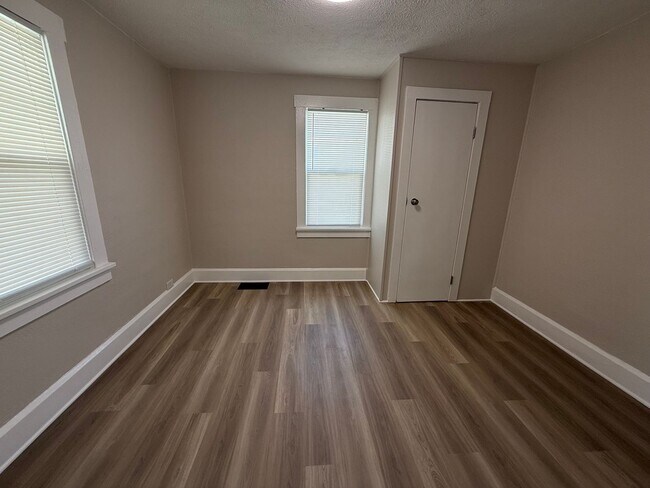 Building Photo - 3 Bedroom - Renovated - Exquisite