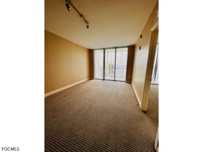 Building Photo - 3000 Oasis Grand Blvd
