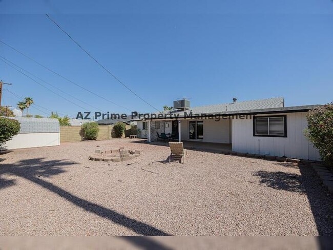 Building Photo - 8614 E Palm Ln