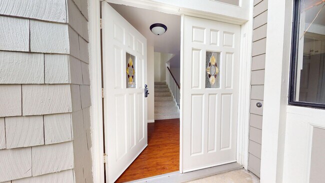Building Photo - Beautifully Updated Spacious 3 Bed 3 Bath ...