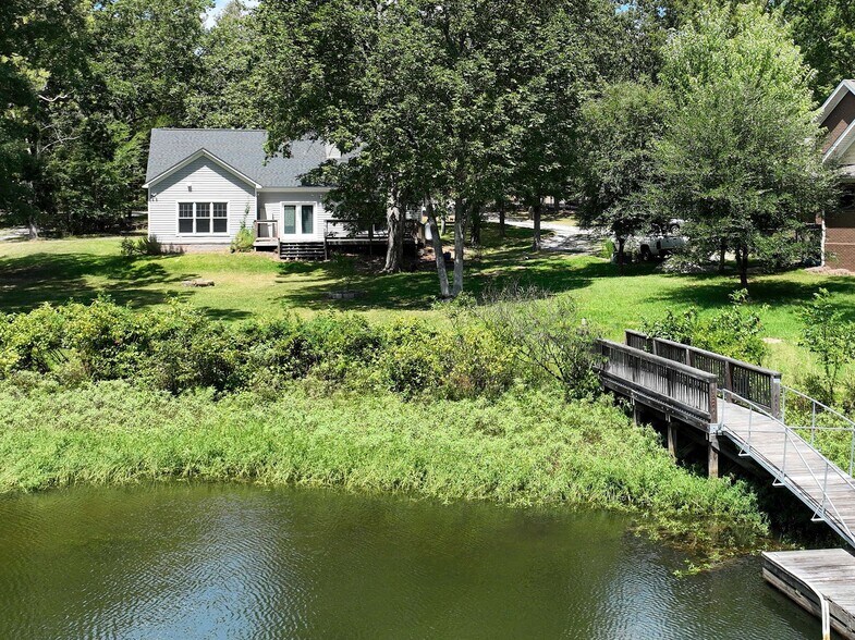 Building Photo - 425 Shamrock Ct