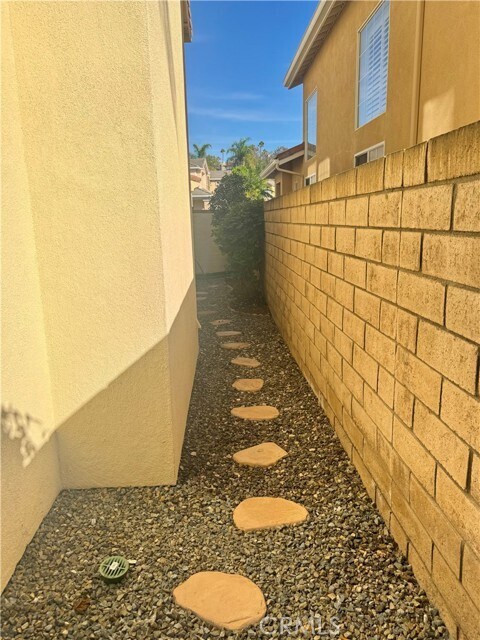 Building Photo - 27935 Hedgeline Dr