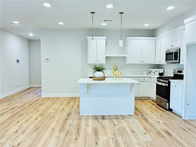 Building Photo - 1089 N Village Dr