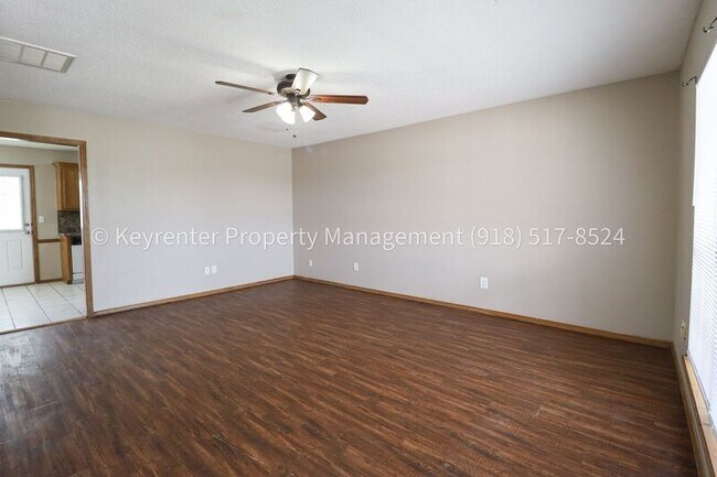 Building Photo - 1307 N Willow Dr