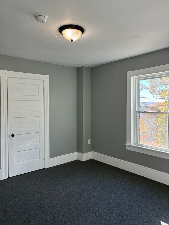 Building Photo - Fresh and updated 4 bedroom for immediate occupancy