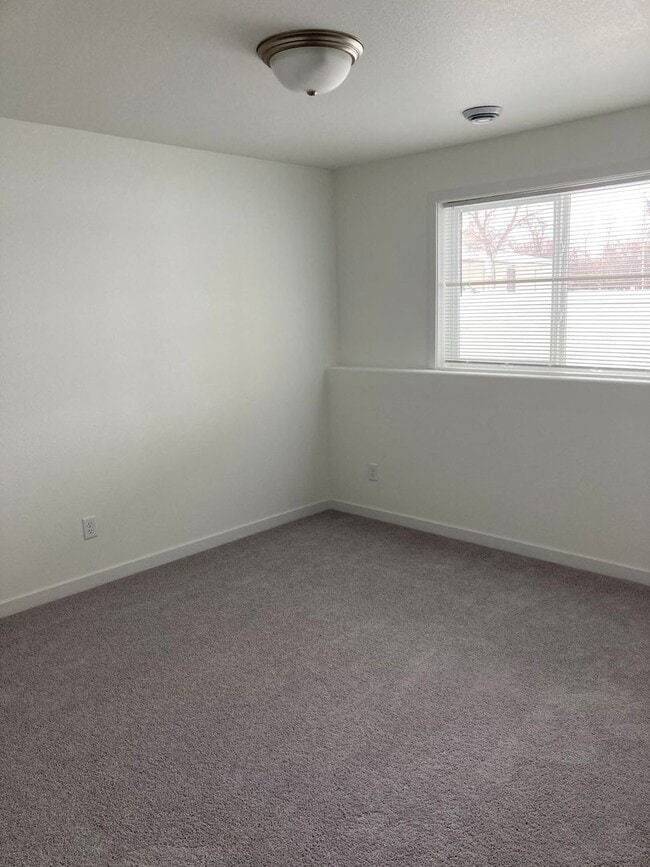 Building Photo - 4 Bed  3 Bath Twin Home