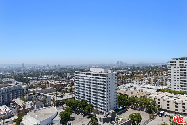 Building Photo - 7135 Hollywood Blvd
