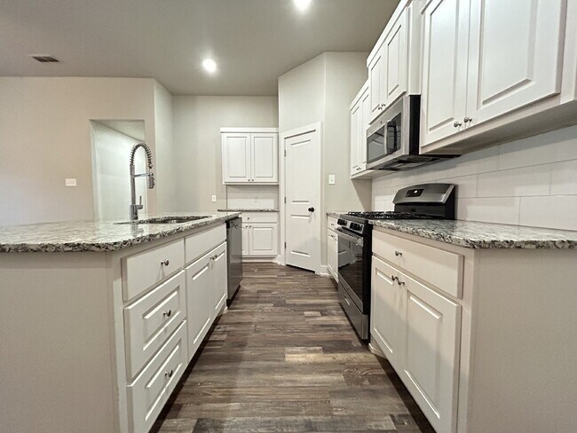Building Photo - Stunning Duplex in Shallowater!