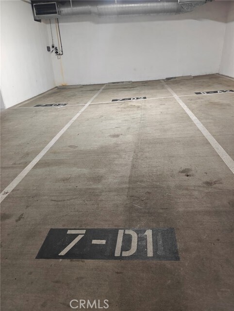 Building Photo - 637 S Fairfax Ave