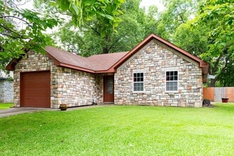 Building Photo - 1019 Pine St