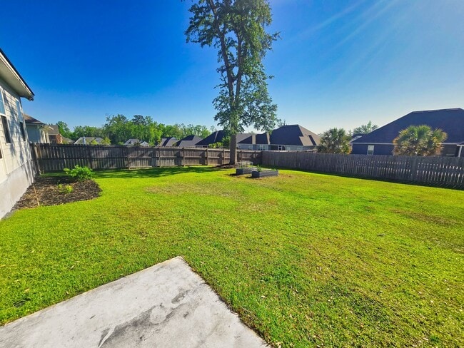 Building Photo - Spacious 4BR/3BA Home with Open Floor Plan, Screened Porch & Fenced Backyard