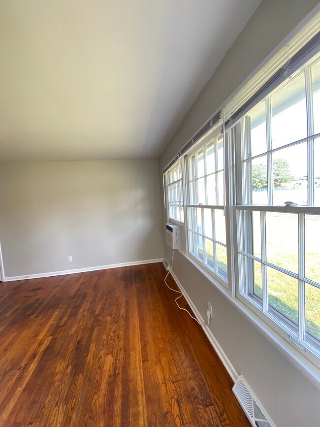 LR Windows - 2806 Highland Dr