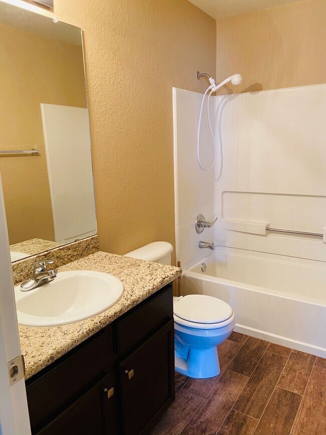 Building Photo - 5 bedroom 3 bath Remolded home Ready to move in!