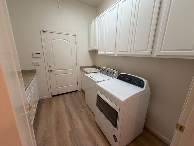 Building Photo - Spanish Springs 5bed/3bath - Move in Speci...