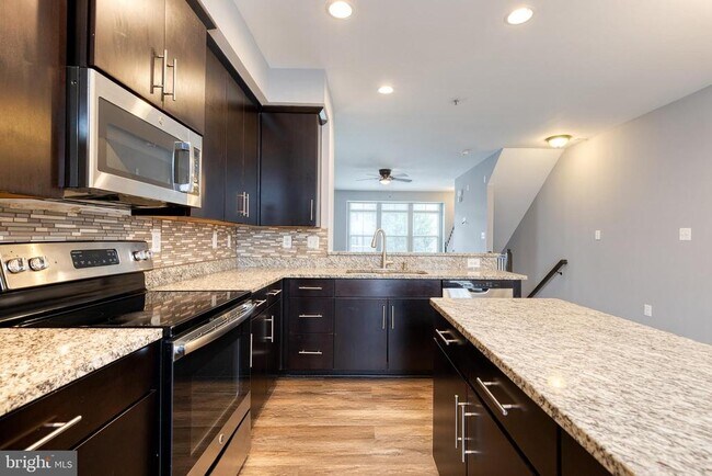Building Photo - 613 Ravenwood Dr