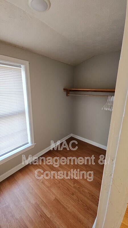 Building Photo - 311 S Mark Twain St