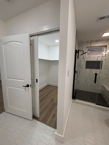 Building Photo - 4213 Kingsley Dr