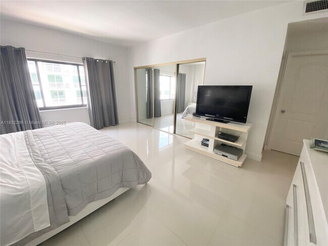 Building Photo - 5415 Collins Ave
