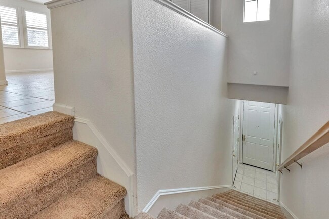 Building Photo - 2 bed 2 bath Condo!!