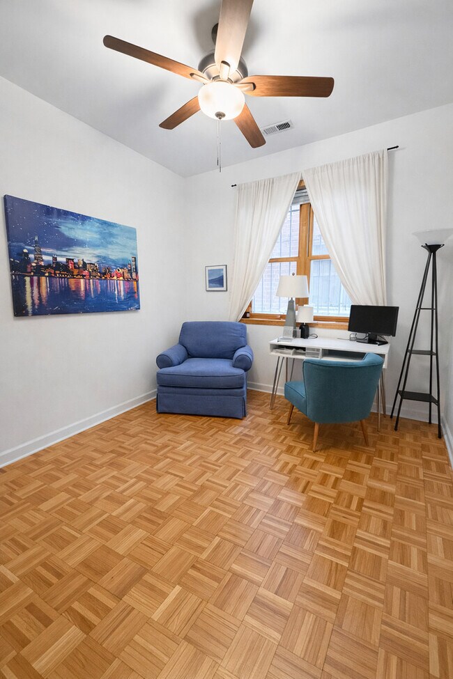 Building Photo - 4233 N Kenmore Ave