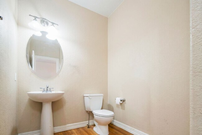 Building Photo - Exceptional 5-Bedroom Home Steps from the University of Denver