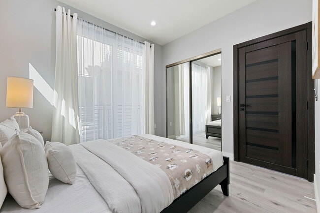 Building Photo - 13637 N Fellows Ave