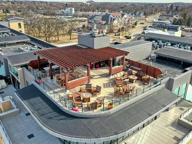 Building Photo - 215 E Pleasant St