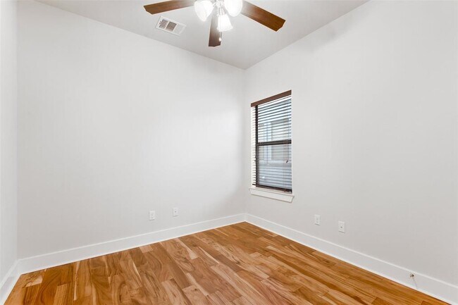 Building Photo - 1504 Lorraine Loop